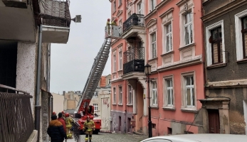 Kobieta uwięziona na balkonie. Pomogli strażacy