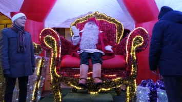 Święty Mikołaj z Laponii zawitał do Gniezna. Przywitały go tłumy dzieci