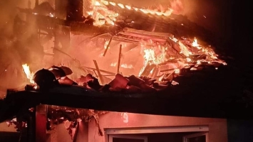 Pożar domu w Imielnie. Z żywiołem walczyło kilka zastępów straży pożarnej. 