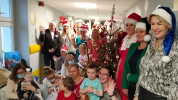 Św. Mikołaj odwiedził dzieci w szpitalu we Wrześni