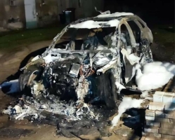 Dwa auta spłonęły na posesji w Czerniejewie.